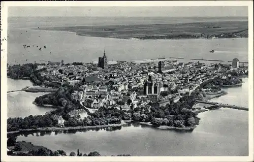 Ak Stralsund in Vorpommern, Fliegerbild vom Ort