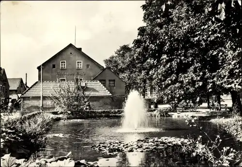 Ak Weinböhla in Sachsen, Anlagen am Kirchplatz, Springbrunnen