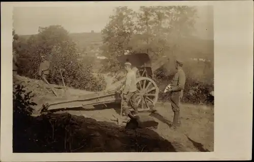 Foto Ak Deutsche Soldaten in Uniform an einem Geschütz, 1. WK