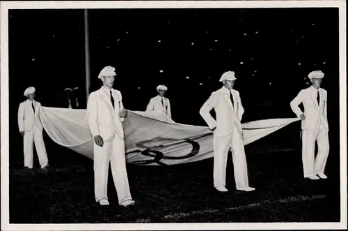 Sammelbild Olympia 1936, Einholung der olympischen Flagge durch deutsche Fünfkämpfer