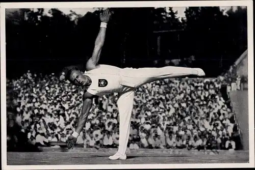 Sammelbild Olympia 1936, Olympiasieger Alfred Schwarzmann bei einer Standwaage