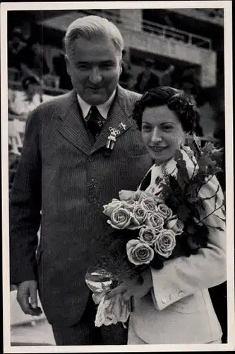 Sammelbild Olympia 1936, Florettfechterin Ilona Elek Schacherer mit ihrem Vater