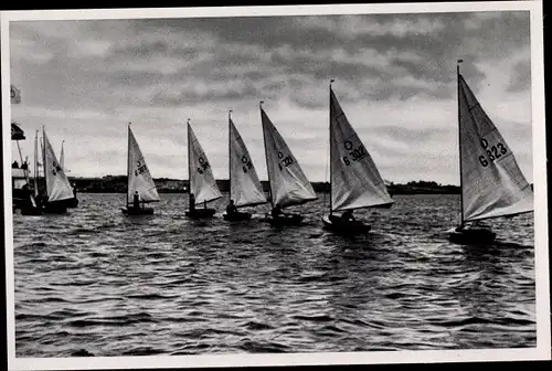 Sammelbild Olympia 1936, Einmann Jollen auf dem Weg zum Start, Segelboote