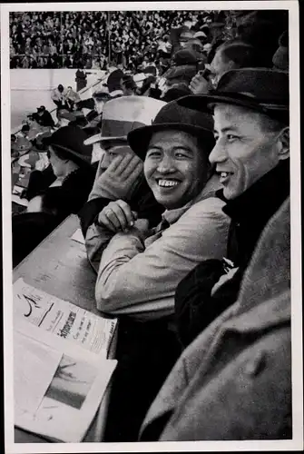 Sammelbild Olympia 1936, Japanische Sportjournalisten auf der Pressetribüne im Eisstadion