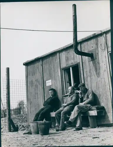 Foto Berlin West 1955, Männer vor einer Holzhütte, Zigaretten rauchend, Eimer