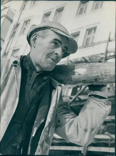 Foto Berlin Ost 1953, Stalinallee, Bauarbeiter beim Gerüstbau