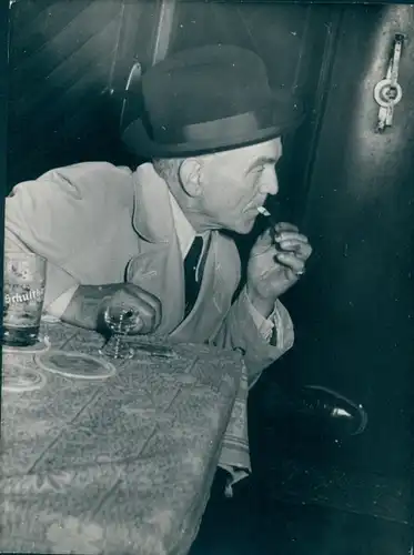 Foto Berlin West 1955, Mann in einem Gasthaus, Zigarette