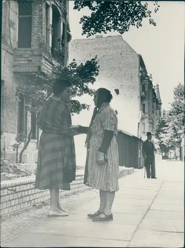Foto Berlin Ost 1953, Straßenpartie, Frauen im Gespräch