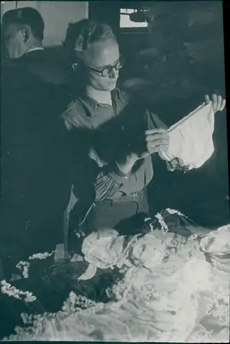 Foto Berlin West 1954, Näherei, Inspektion von Unterhosen
