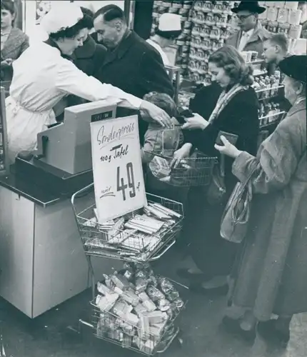 Foto Berlin West 1955, Geschäft, Kasse, Kunden, Kassiererin, Sonderpreis Schokoladentafel