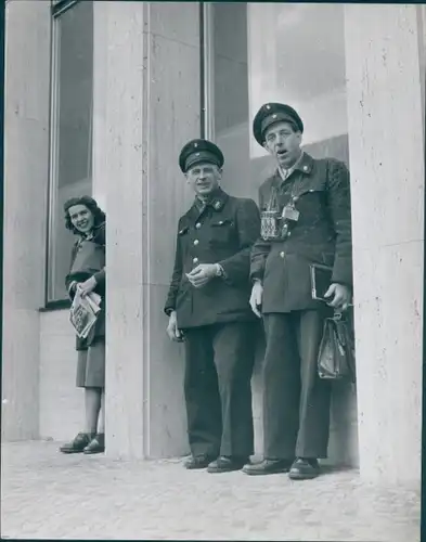 Foto Berlin West 1955, Busschaffner Kurt Feidler, Herbert Wind, Gebäude der BVG Potsdamer Platz