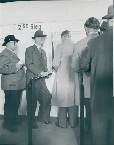 Foto Berlin West 1954, Pferderennbahn, Wettannahmestelle