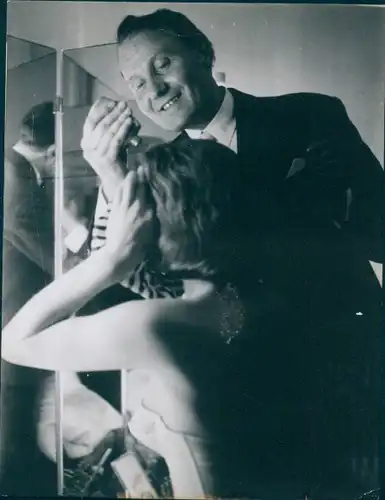 Foto Berlin West 1956, Friseur richtet einer Dame die Frisur