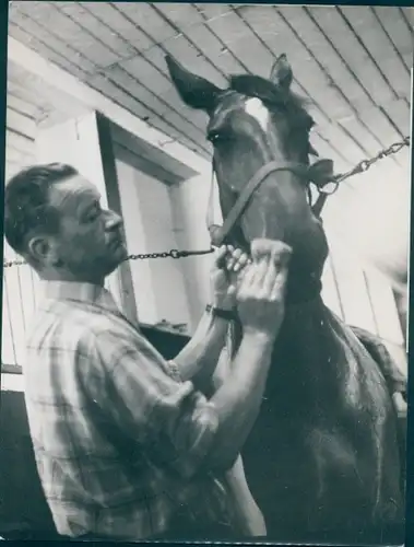 Foto Berlin West 1954, Trabrennbahn Berlin Mariendorf, Pferd im Stall, Pfleger