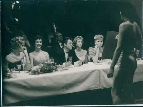Foto Berlin West, Carl Möhner, Mannequins Lola Olschner, Dora Bajoratis, Renate Eckstein, G. Ragain