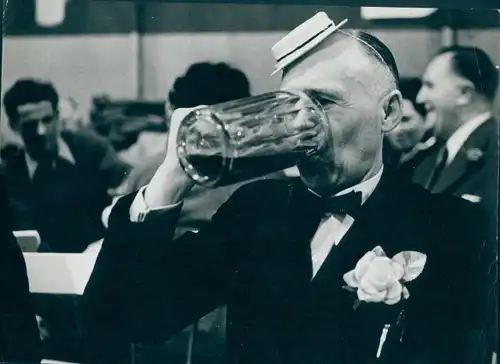 Foto Berlin West 1955, Mann mit Bierglas