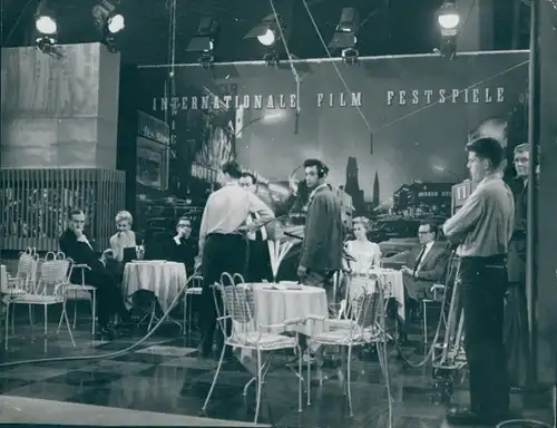 Foto Berlin West 1956, Int. Filmfestspiele, Interview SFB, Sandra Milo, Annemarie Düringer