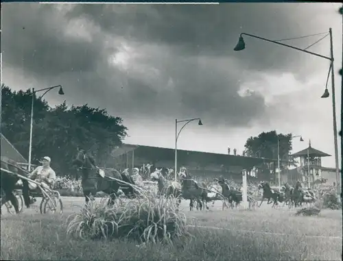 Foto Berlin West 1954, Trabrennbahn Mariendorf, Pferderennbahn