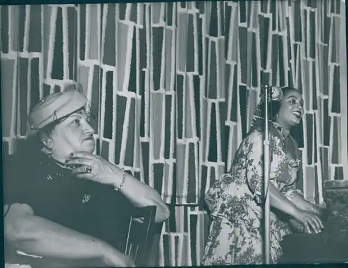 Foto Berlin West 1954, Bar im Hotel Bristol, Sängerin