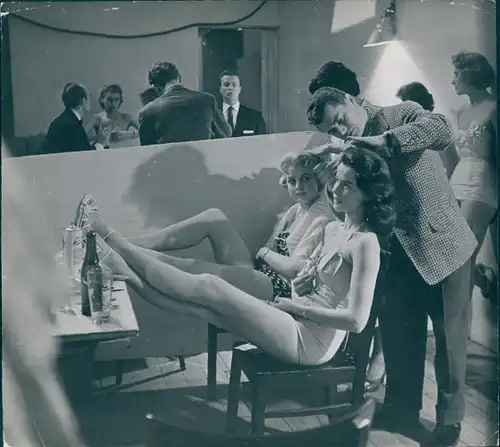 Foto Berlin West 1954, Misswahl, Mannequins in der Garderobe, Friseur richtet Frisur