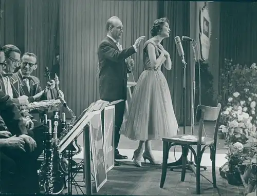 Foto Berlin West 1954, Misswahl, Mannequin Ingrid Ulfert singend, Orchester