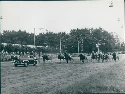 Foto Berlin West 1954, Trabrennbahn Berlin Mariendorf, Startwagen