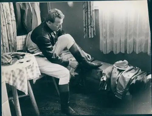 Foto Berlin West 1954, Trabrennbahn Berlin Mariendorf, Jockey in der Garderobe