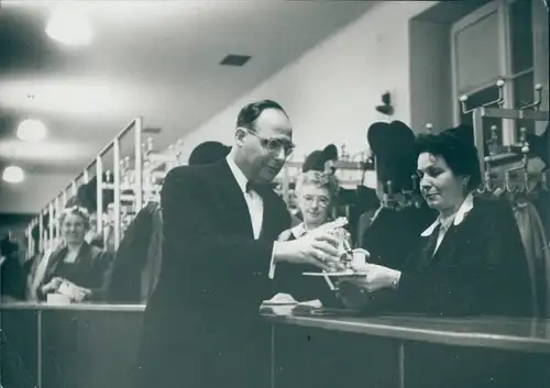 Foto Berlin West 1956, Filmball, Funktionär Walter Gross, Genossin Garderobiere