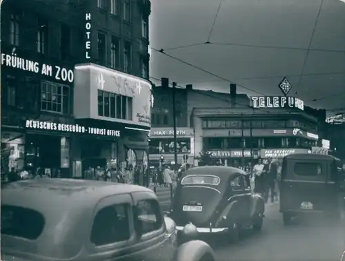 Foto Berlin West 1954, Kudamm Ecke Joachimstaler Str., Autos, Leuchtreklame