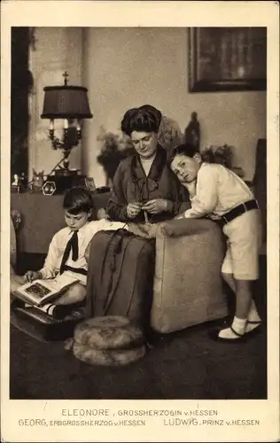 Ak Eleonore zu Solms-Hohensolms-Lich, Großherzogin von Hessen mit ihren Kindern