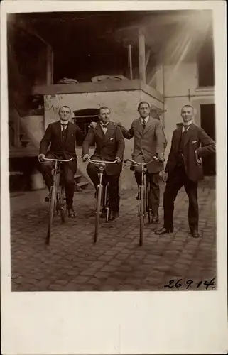 Foto Ak Männer in Anzügen auf Fahrrädern, 1914