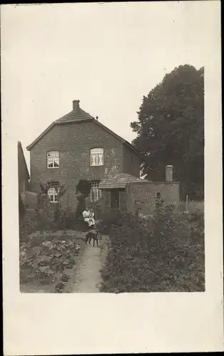 Foto Ak Borken in Westfalen, Wohnhaus vom Garten aus, Familie, Hund, Juli 1920