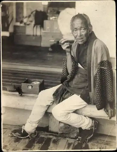 Foto Ak China, älterer Mann mit Zigarette