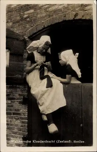 Ak Zeeland Niederlande, Walchersche Kleederdracht, Mädchen beim Stricken