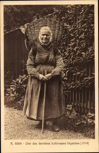 Ak Liège Lüttich Wallonien, Une des dernieres botteresses 1914