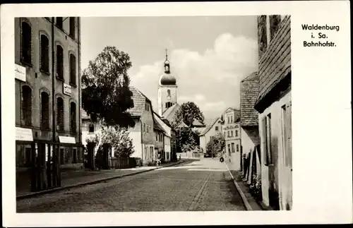 Ak Waldenburg in Sachsen, Blick in die Bahnhofstraße, Kirchturm