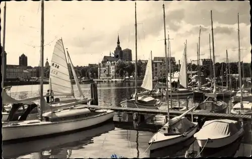 Ak Stralsund in Vorpommern, Blick in den Hafen, Boote