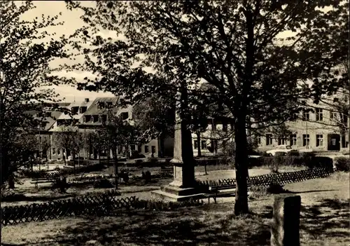 Ak Jöhstadt im Erzgebirge Sachsen, Karl-Marx-Platz, Denkmal