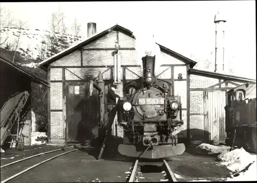 Ak Jöhstadt im Erzgebirge, Schmalspurbahn Wolkenstein Jöhstadt, Lokomotive 99 1583-6, Lokschuppen