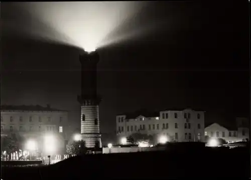 Ak Ostseebad Warnemünde Rostock, Leuchtturm, bei Nacht
