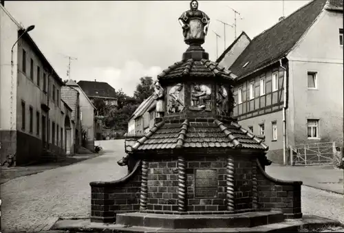 Ak Kohren Sahlis Frohburg Sachsen, Töpferbrunnen auf dem Marktplatz