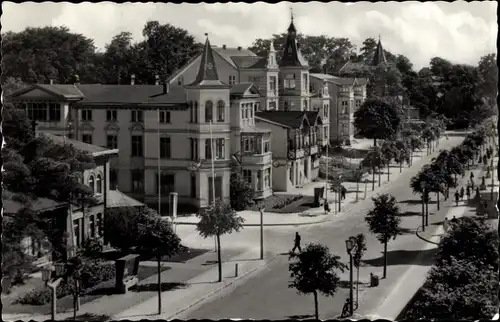 Ak Ostseebad Zinnowitz auf Usedom, Straße zum Strand mit Ferienheimen