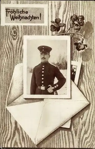 Ak Glückwunsch Weihnachten, Soldat in Uniform, Briefumschlag, Blumen