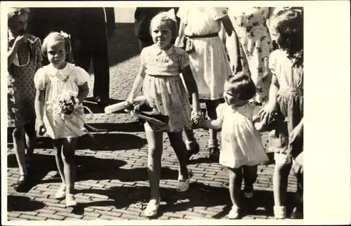 Ak Prinzessinen der Niederlande, Fest, Irene, Beatrix, 1945