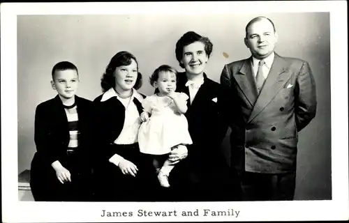 Ak Schauspieler James Stuart, Familienportrait