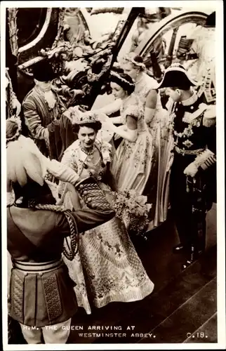 Ak Krönung von Königin Elisabeth II., The Queen arriving at Westminster Abbey