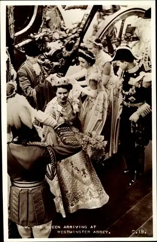 Ak Krönung von Königin Elisabeth II., The Queen arriving at Westminster Abbey