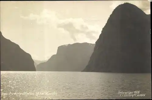 Ak Sogn Norwegen, Naerofjorden, Partie im Fjord, Berge