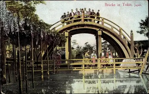 Ak Tokyo Tokio Japan, Gruppenbild auf der Brücke