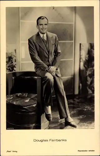 Ak Schauspieler Douglas Fairbanks, Portrait, Anzug, Filmszene